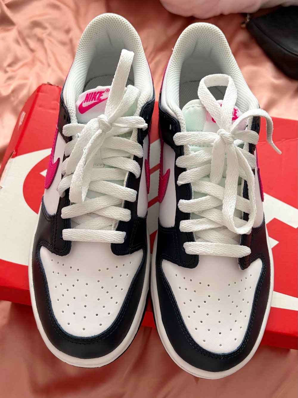 Nike Low-Top Sneakers in White, navy blue & Hot Pink - Picture 2 of 4
